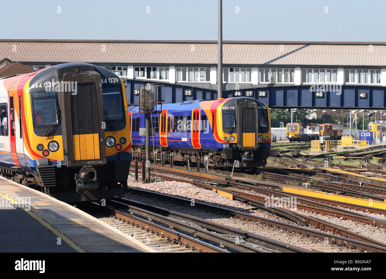 Clapham Junction alla stazione ferroviaria di Londra Sud Ovest i treni del servizio ferroviario treno 444 di classe e la classe 450 Materiale rotabile Foto Stock
