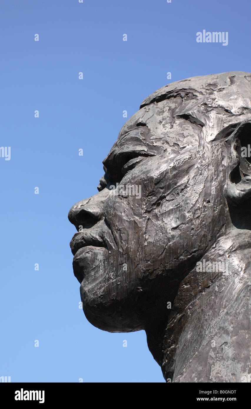 Nelson Mandela statua al di fuori della Royal Festival Hall di Londra da scultura Ian Walters Foto Stock