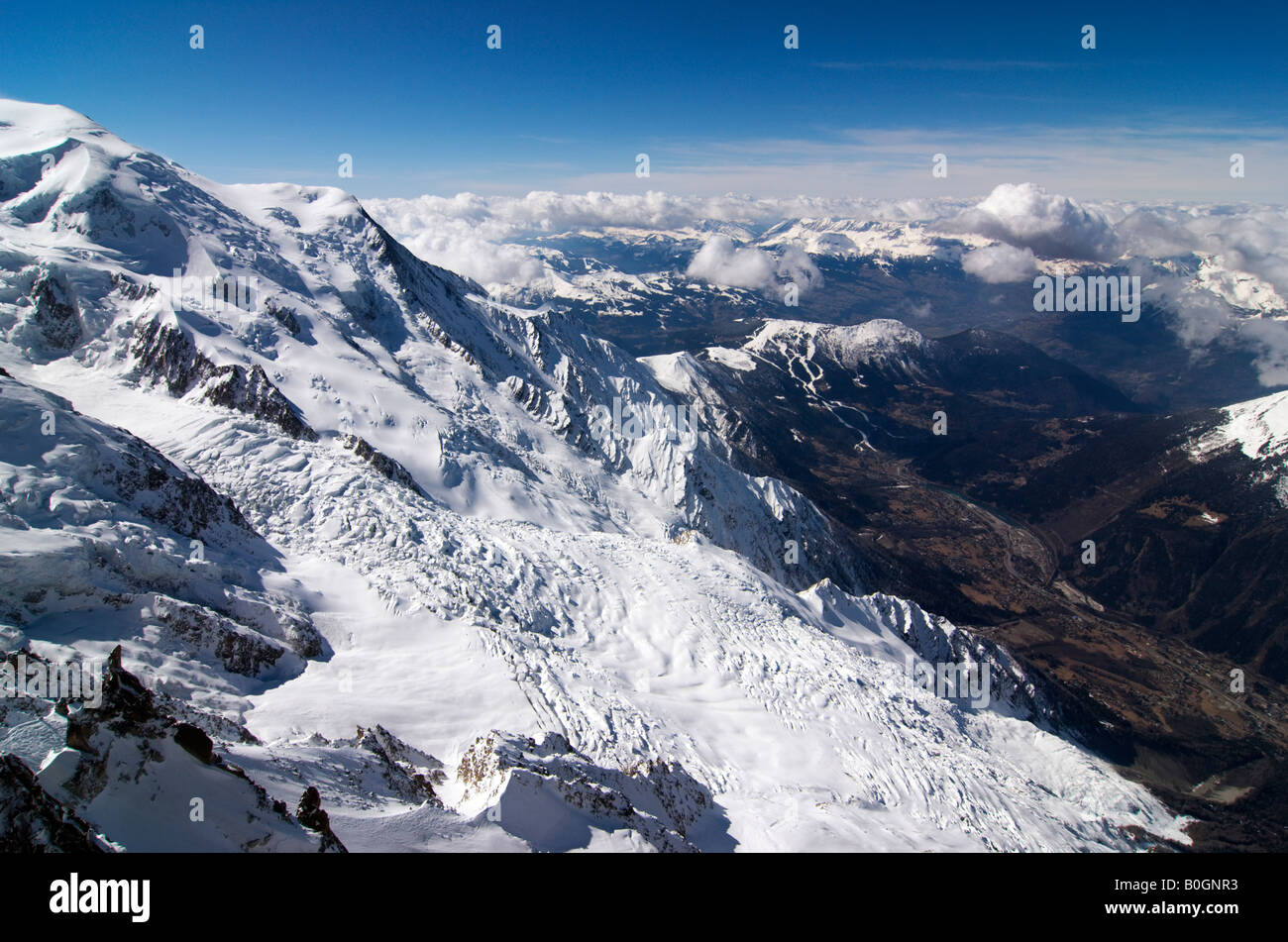 Valle di Chamonix sulla soleggiata giornata invernale. Massiccio del Monte Bianco sulla sinistra. Chamonix-Mont Blanc, Francia Foto Stock