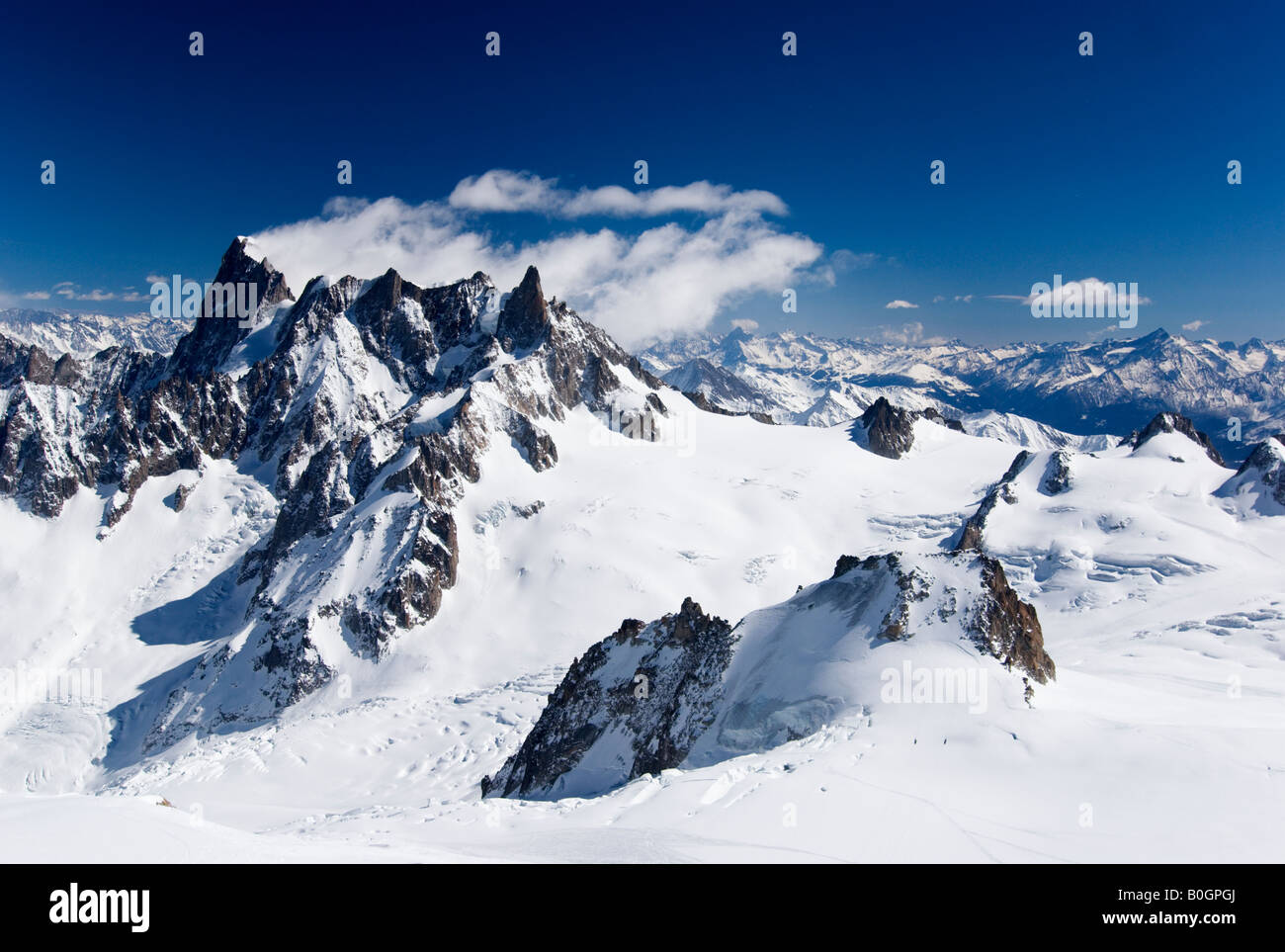 Vista sui ghiacciai Vallée Blanche - Grandes Jorasses e Dent du Geant in lontananza, Chamonix, Francia Foto Stock
