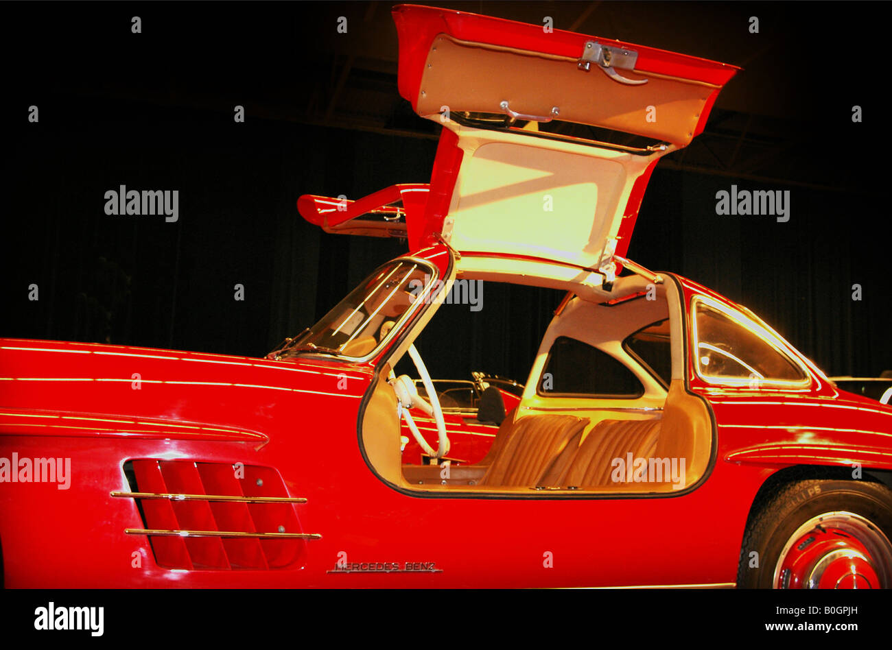 Red mercedes 300SL del portellone ad ala di gabbiano con le porte aperte Foto Stock