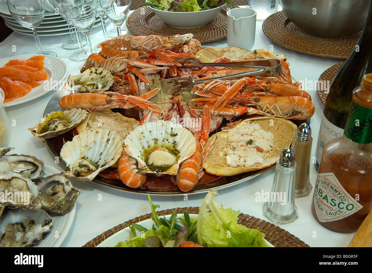 Scozzese fresco piatto di frutti di mare con ostriche, capesante, granchio di mare e la baia di Dublino Gamberi serviti pronto a mangiare. Foto Stock