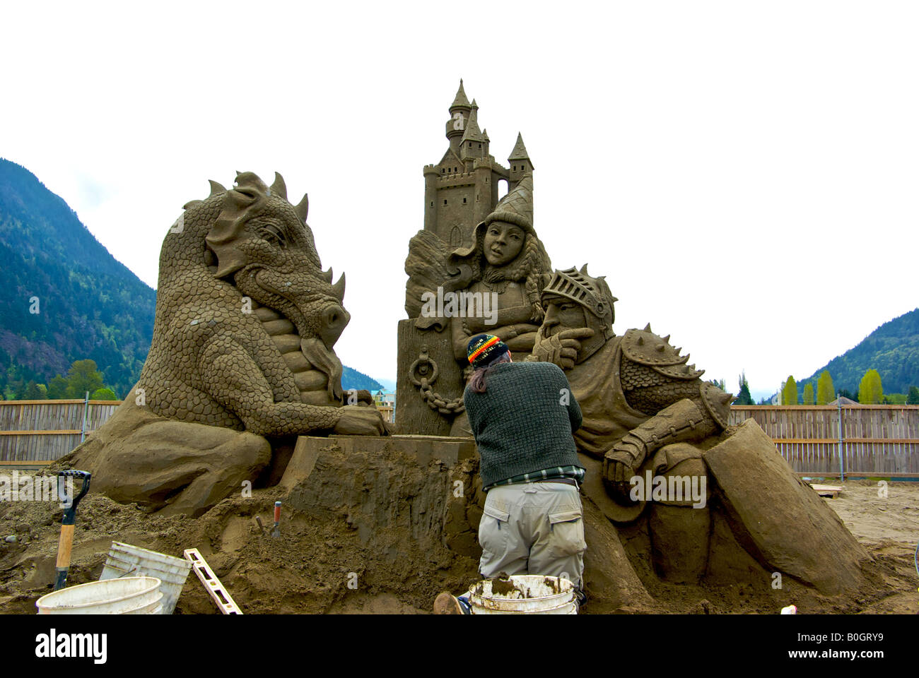 Scultore lavorare presso il Torneo dei campioni a Harrison Hot Springs la scultura di sabbia Capitale del mondo Foto Stock