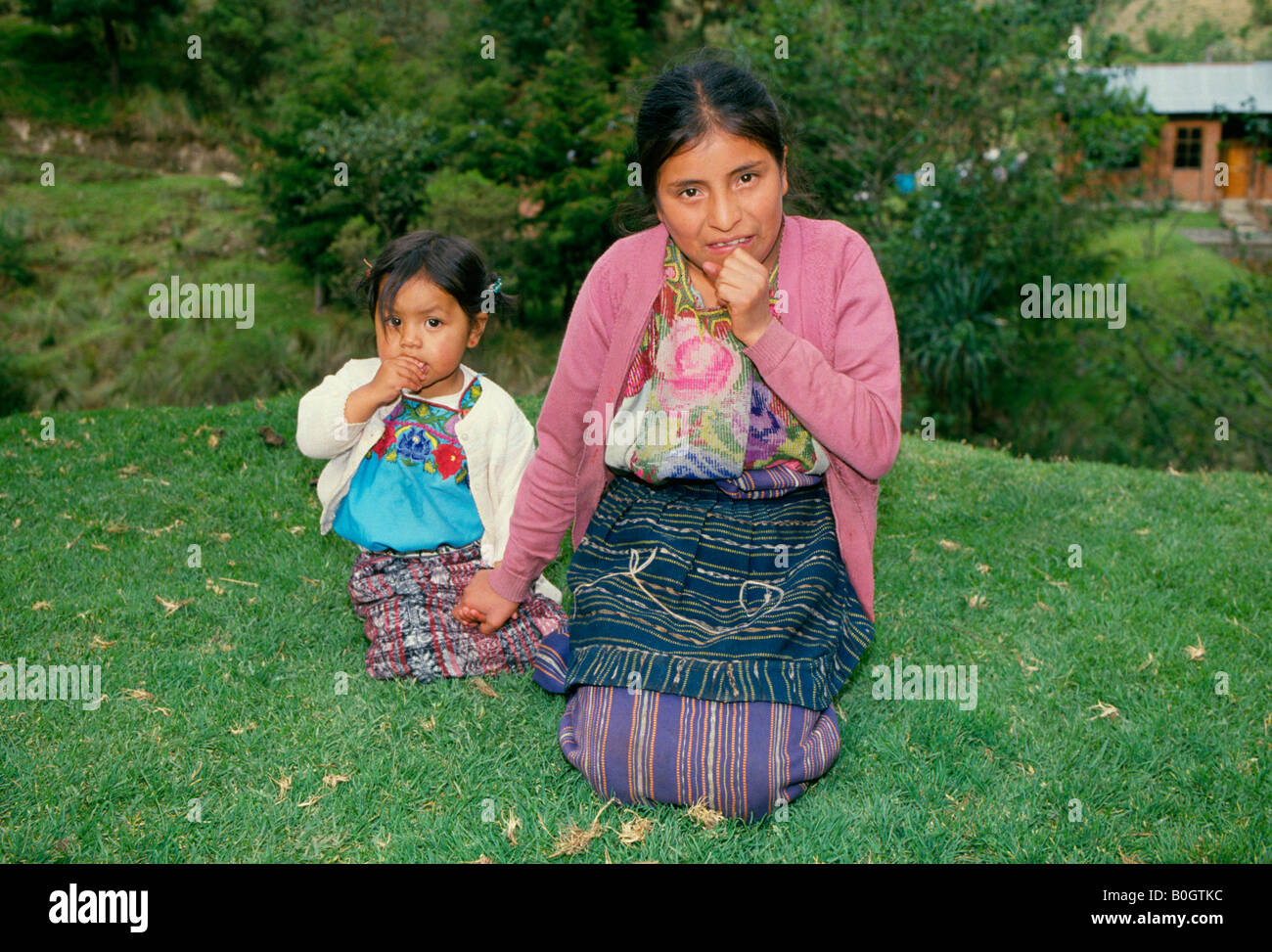 Una giovane madre indiana con il suo bambino in Guatemala highlands questo è un Maya donna indiana da uno dei piccoli villaggi locali Foto Stock