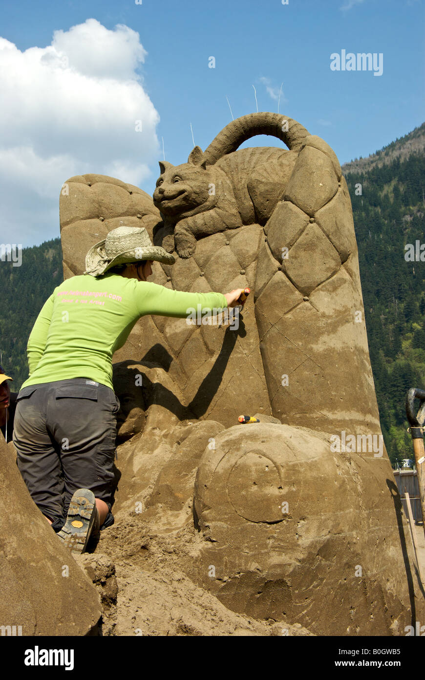 Scultore lavorare presso il Torneo dei campioni a Harrison Hot Springs la scultura di sabbia Capitale del mondo Foto Stock