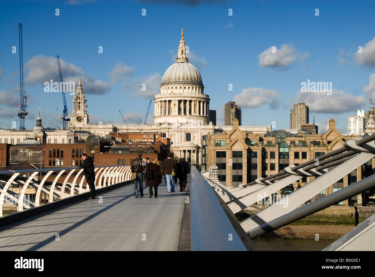 La Cattedrale di St Paul dal Millennium Bridge, Londra Inghilterra REGNO UNITO Foto Stock