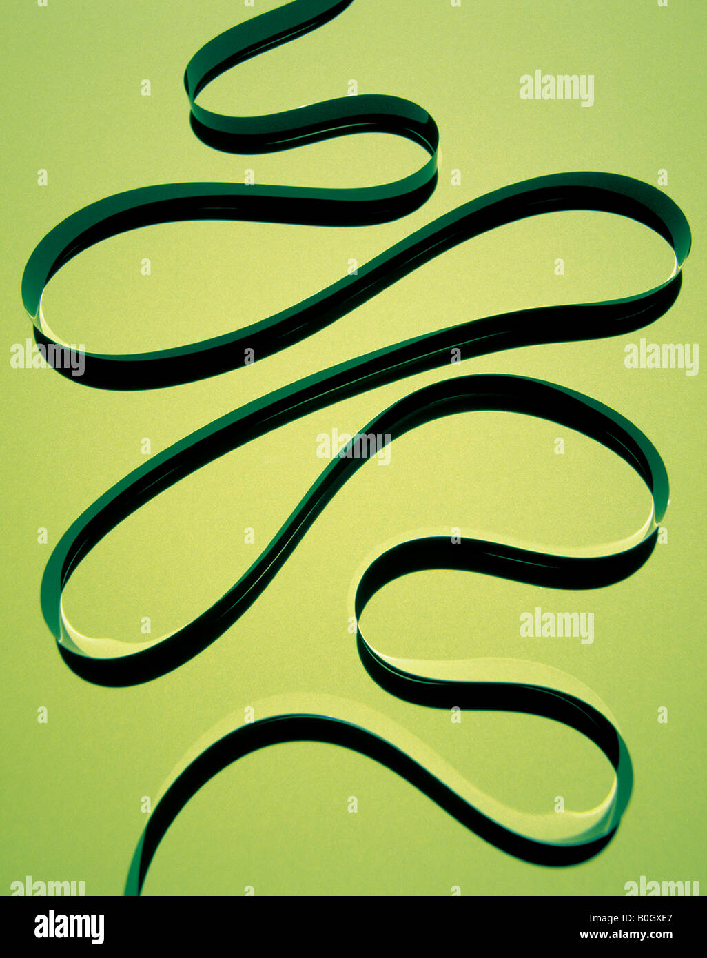 Un percorso di nastro di registrazione andando indietro o avanti su uno sfondo verde. Foto Stock