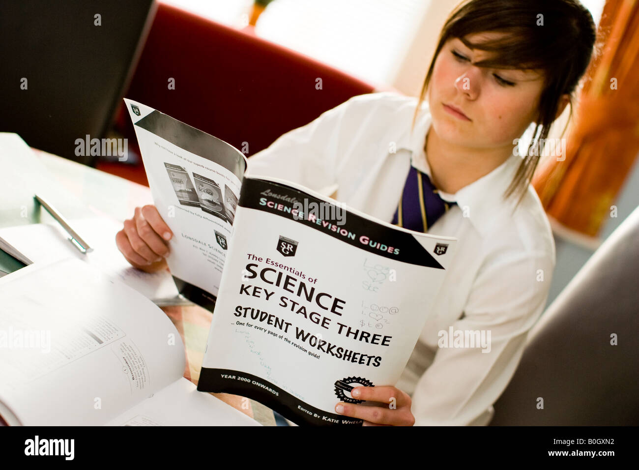 Da studentessa di revisione per gli esami GCSE nella scienza Foto Stock