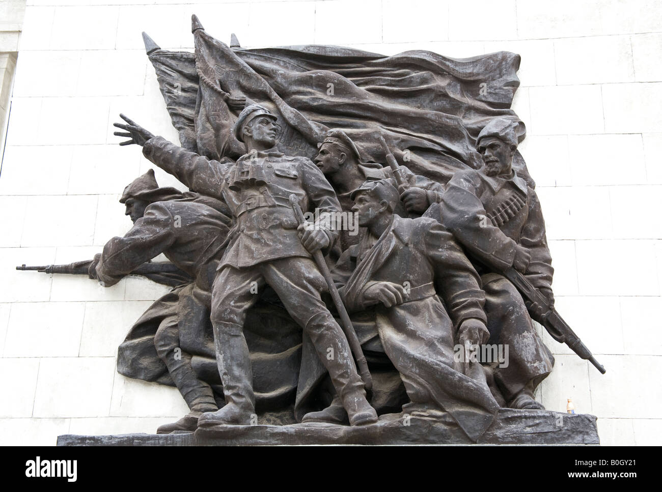 Sollievo statua in bronzo della Grande Guerra Patriottica sulla parte anteriore su regioni di Volgograd stazione ferroviaria, Volgograd (ex Stalingrad), Russia Foto Stock