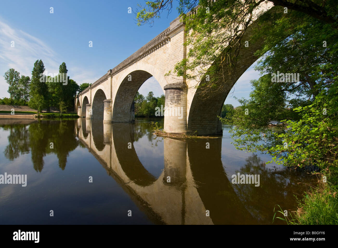 In disuso viadotto ferroviario, La Roche Posay, Vienne, in Francia. Foto Stock