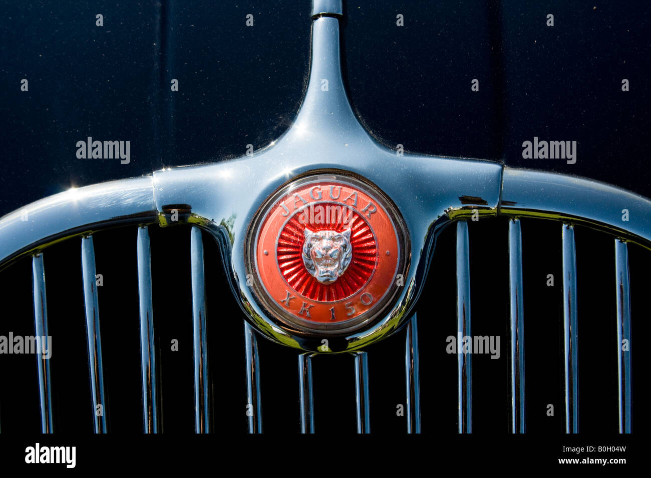 Jaguar XK 150 anteriore badge del radiatore Foto Stock