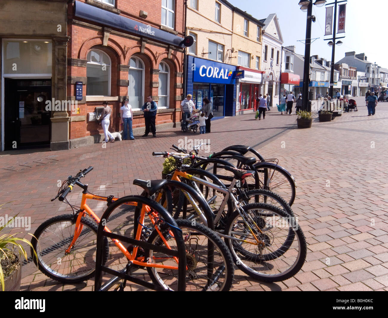 Redcar High Street, Cleveland, Regno Unito con un portabiciclette, una banca e un negozio di scommesse. Foto Stock