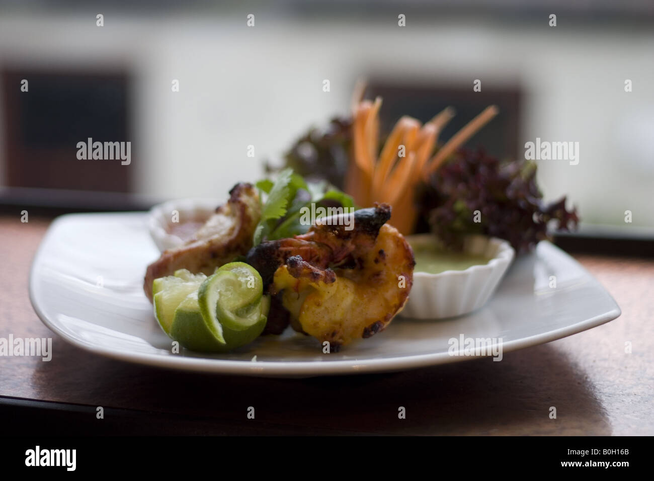 Il cibo indiano su una piastra Foto Stock