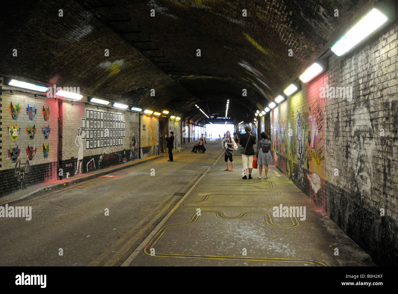 Graffiti sui muri di Leake Street London chiuso tunnel stradale sotto la stazione ferroviaria di Waterloo linee ferroviarie Foto Stock