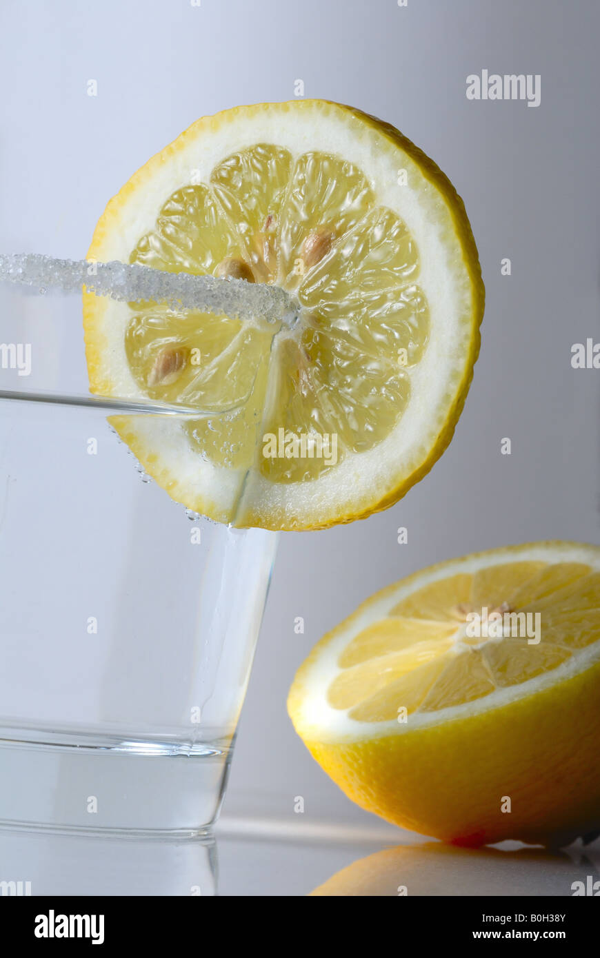 Glas di liquido trasparente con il limone Foto Stock