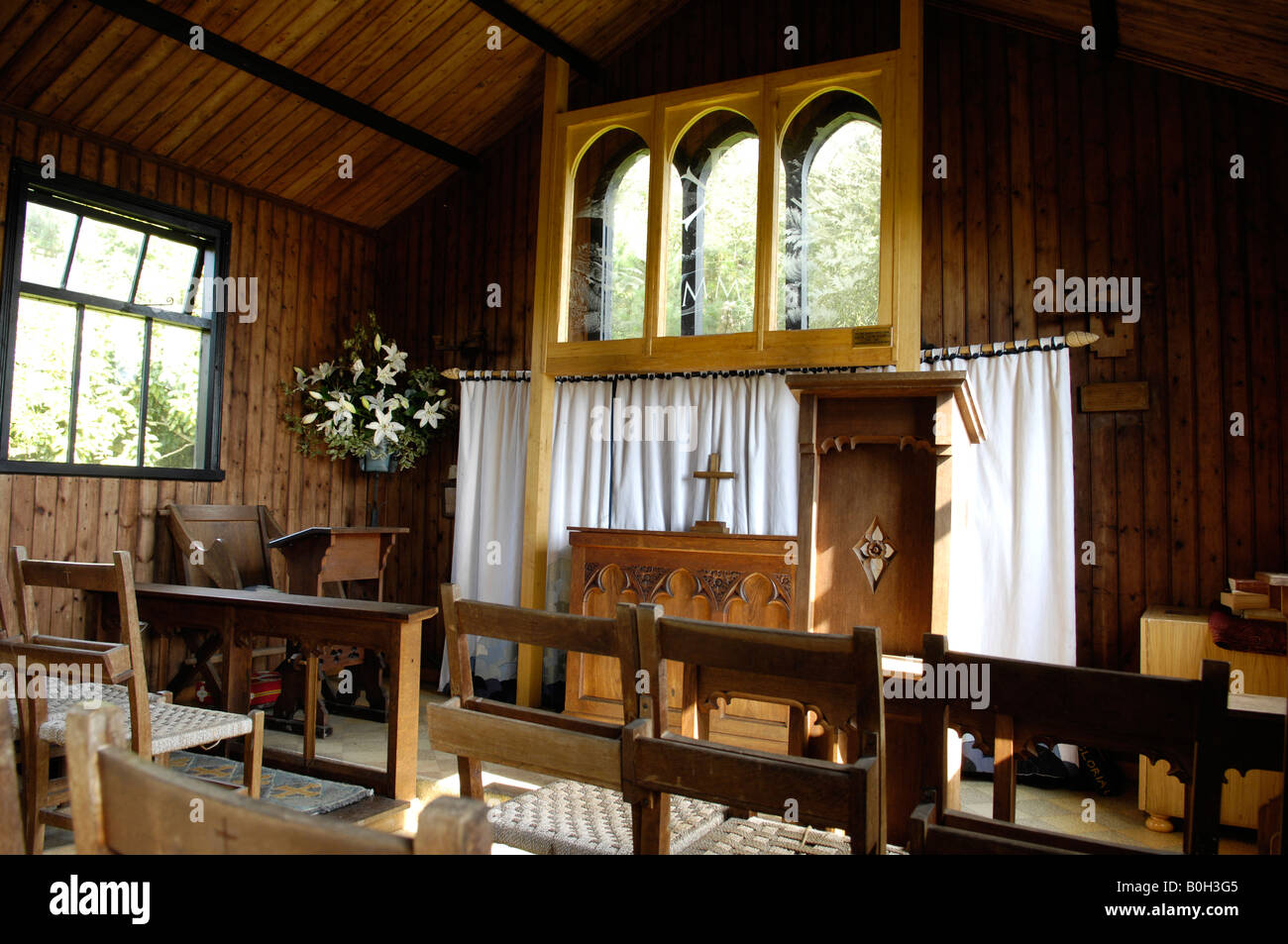 Interno della piccola cappella di legno di St Catherines dal mare Holworth  Dorset Inghilterra Foto stock - Alamy