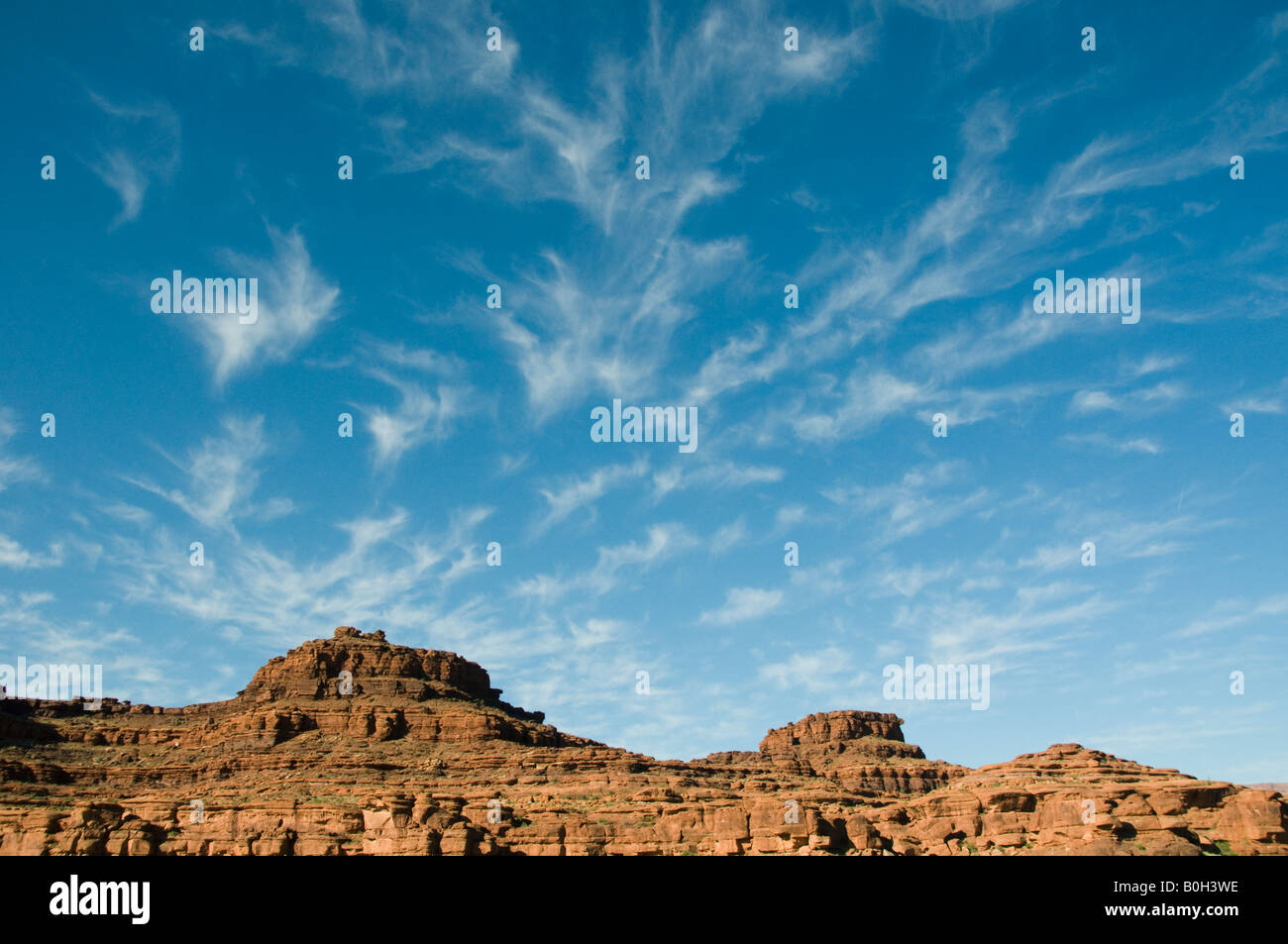 Giddy Sky, Cirrus nuvole, Meandro Canyon, il Parco Nazionale di Canyonlands, il Fiume Colorado, Utah Foto Stock