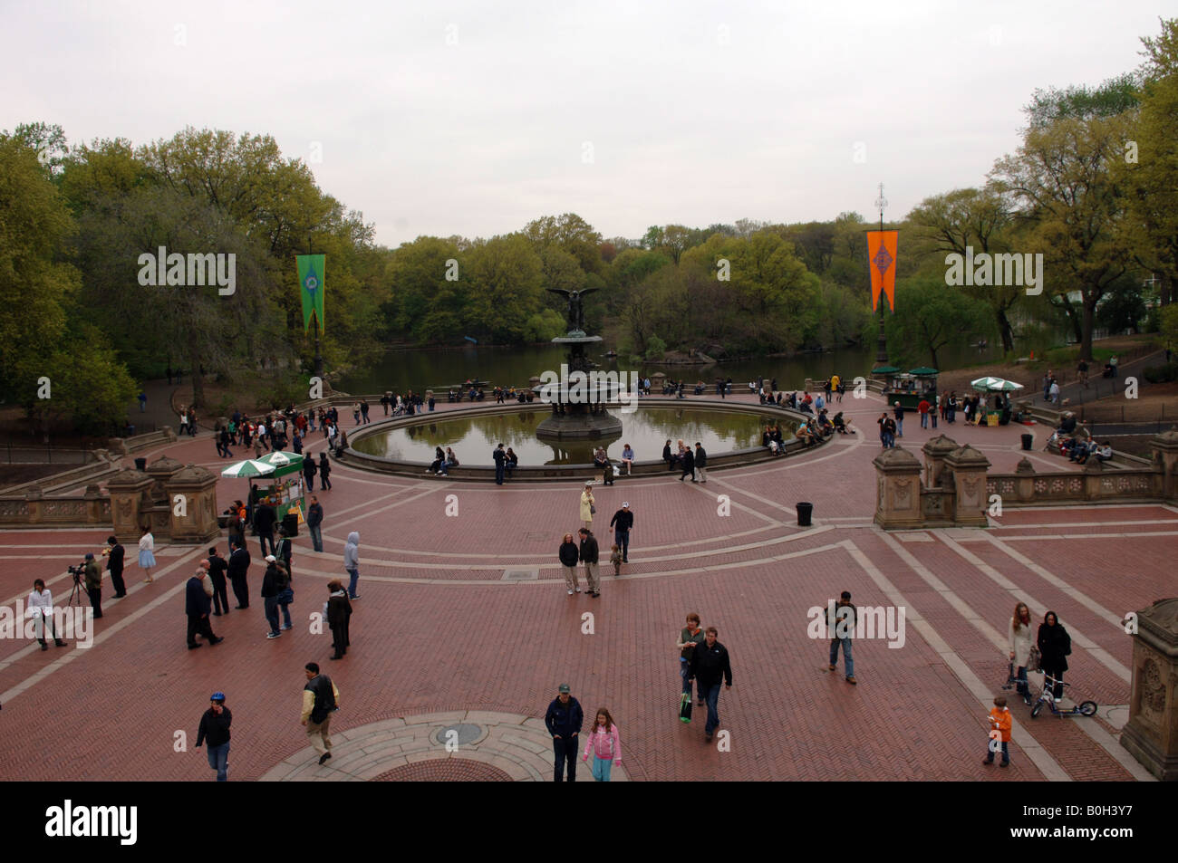 Bethseda terrazza con Bethesda Fontana e il lago di Central Park a New York Foto Stock