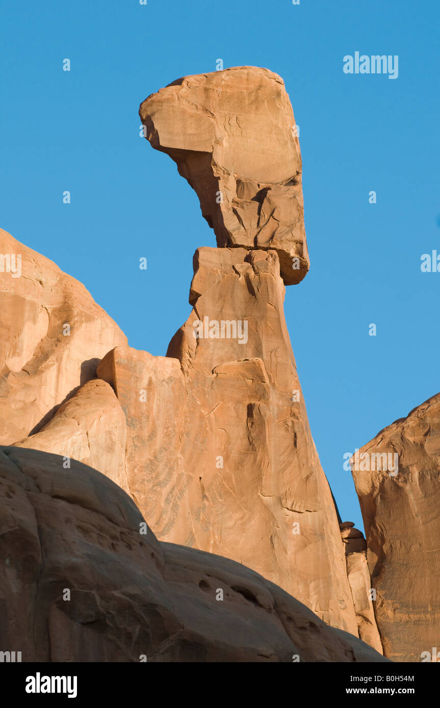 Roccia equilibrata Nefertiti Arches National Park nello Utah Foto Stock