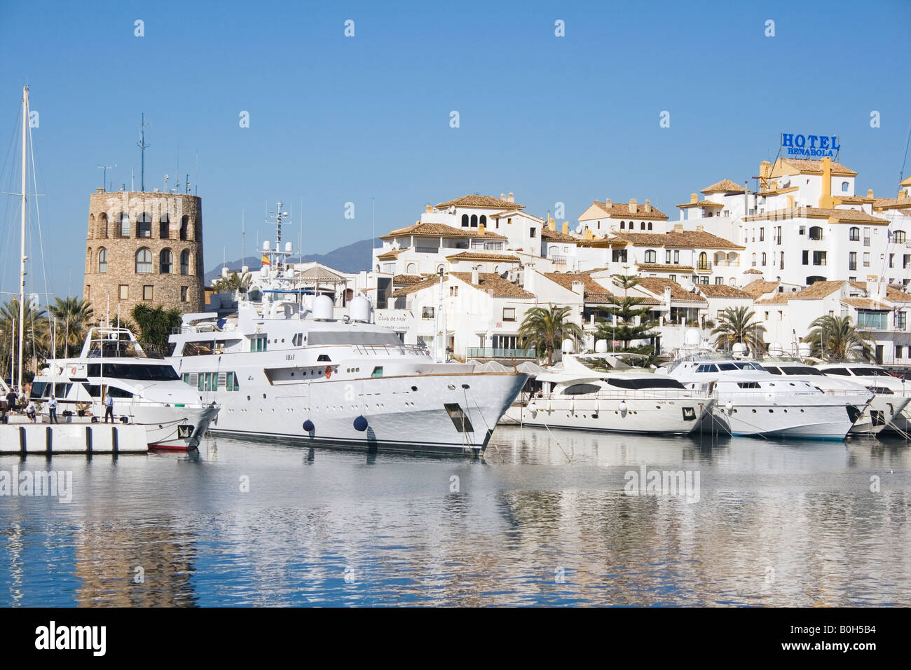 Marbella Costa del Sol Malaga Provincia Spagna Puerto Jose Banus yacht di lusso al di ancoraggio in porto Foto Stock