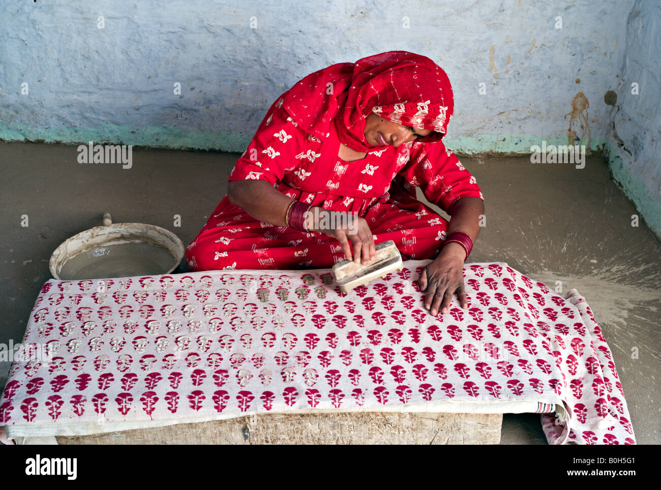 INDIA SALAWAS donna musulmana in I Bishnoi village di Salawas utilizza un scolpito il blocco di legno per rendere il blocco di materiale stampato Foto Stock