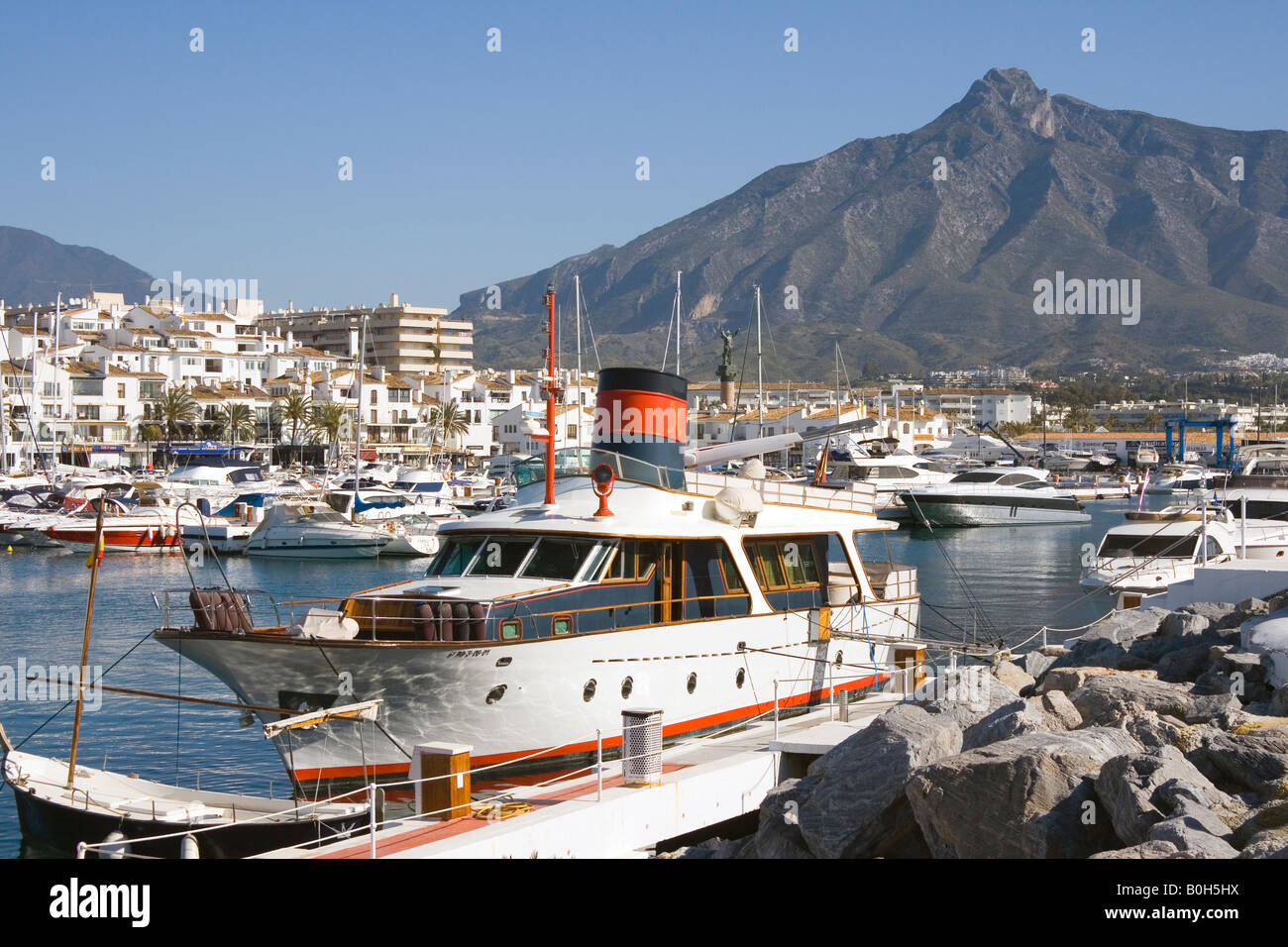 Marbella Costa del Sol Malaga Provincia Spagna Puerto Jose Banus barca ad ancoraggio con La Concha mountain in background Foto Stock