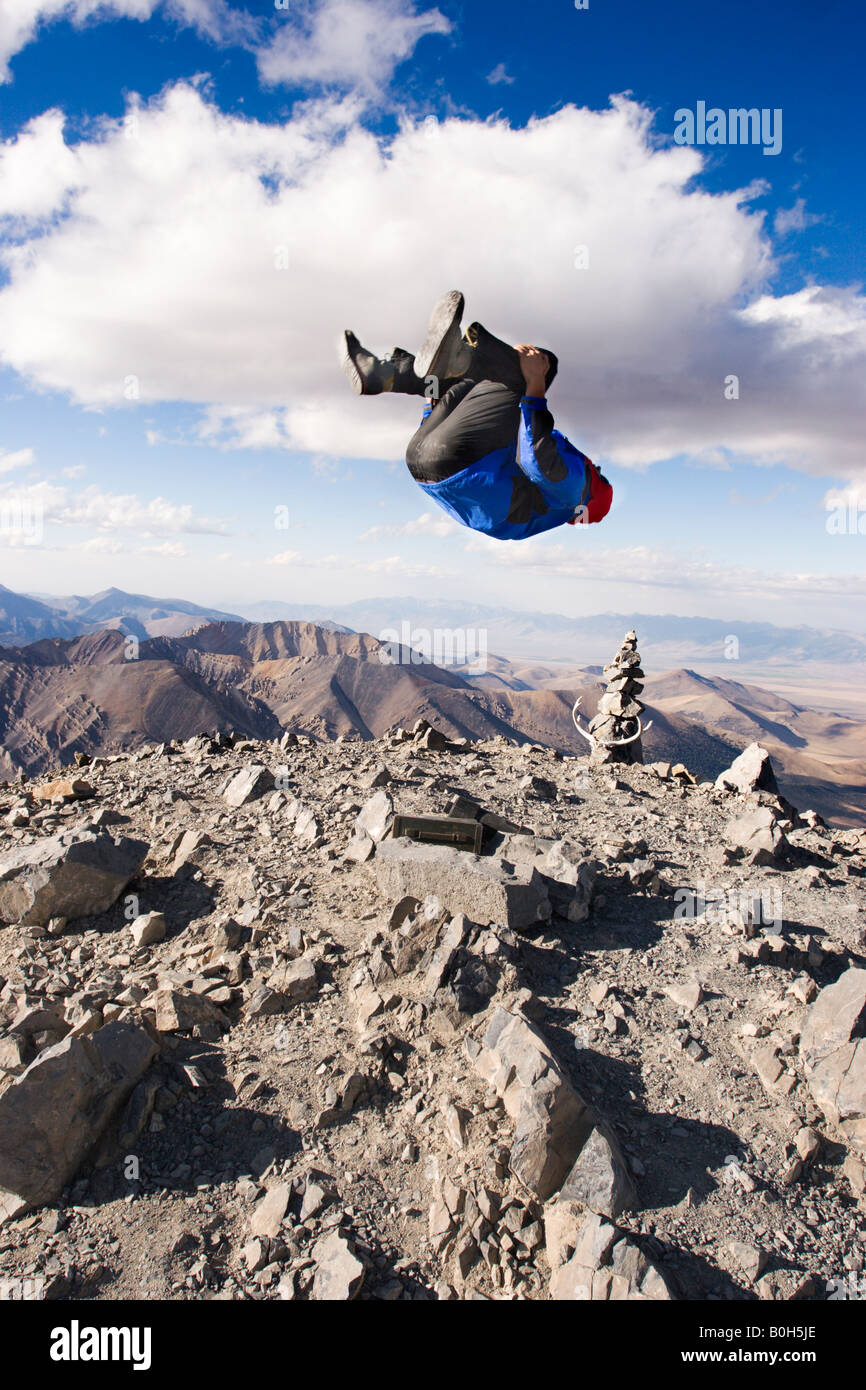 Stati Uniti Idaho Lost River Mt Serie Mt Borah uomo esegue un back flip su summit 12662 ft in 30mph wind Foto Stock