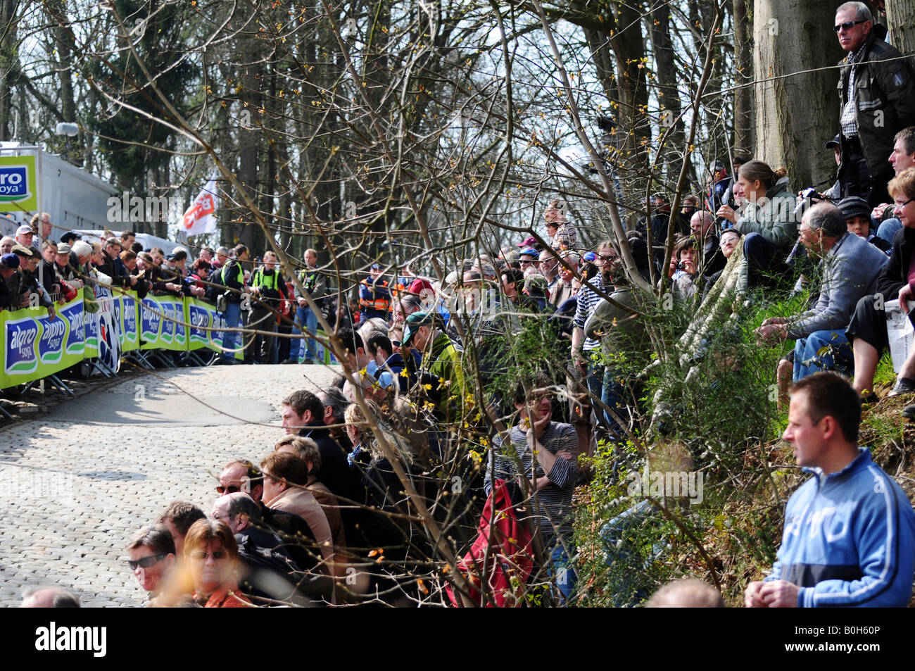 La folla di spettatori in attesa sul Kemmelberg salire nel 2008 Gand Wevelgem classic corsa in bicicletta. Foto Stock