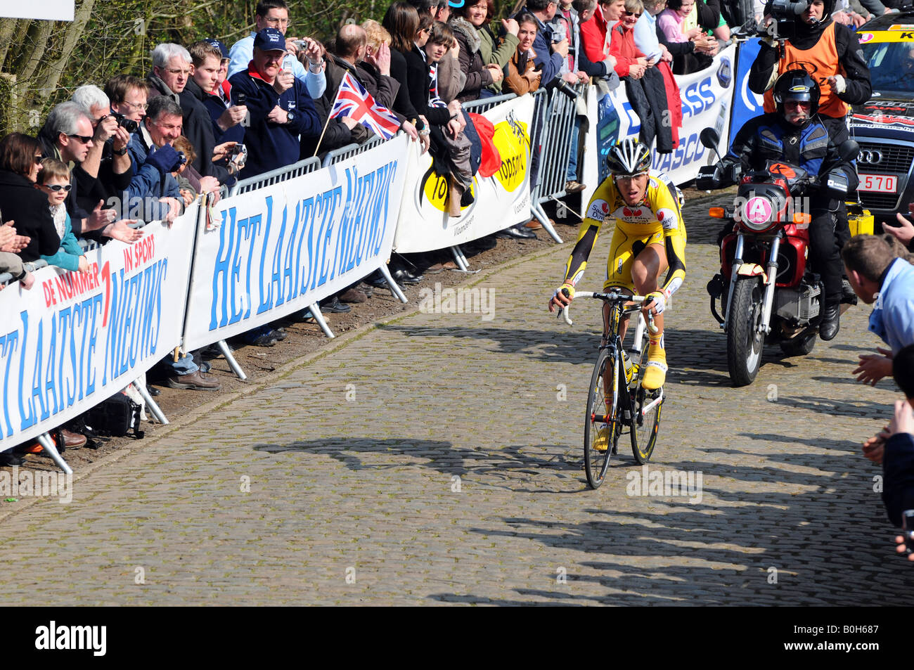 Secondo tempo il Kemmelberg, Ermanno Capelli (Saunier Duval) porta ancora il 2008 Gand Wevelgem classic corsa in bicicletta. Foto Stock