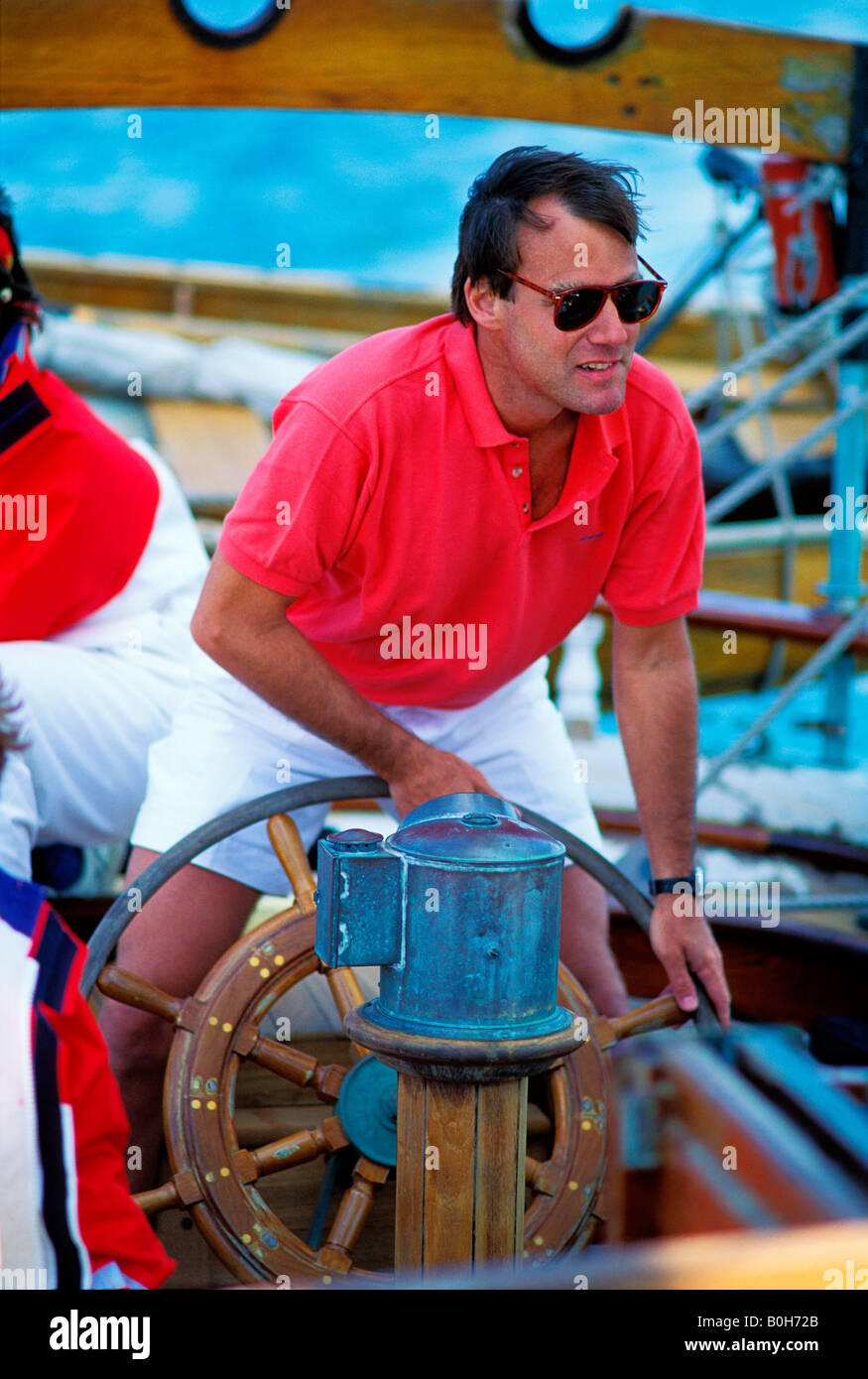 Il capitano di un antico schooner manzi il suo mestiere durante una gara sullo stretto di Juan de Fuca Foto Stock