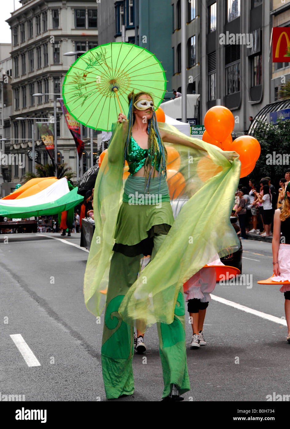 Un stiltwalker a san Patrizio giorno irlandese Parade 2008, Queen Street, Auckland, Nuova Zelanda Foto Stock