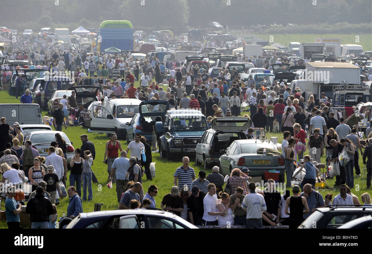 Folle a un bagagliaio della vettura IN VENDITA IN STAFFORDSHIRE RE mercati domenica Bargain cacciatori credit crunch secondo i redditi salari ecc.,l'INGHILTERRA,UK. Foto Stock