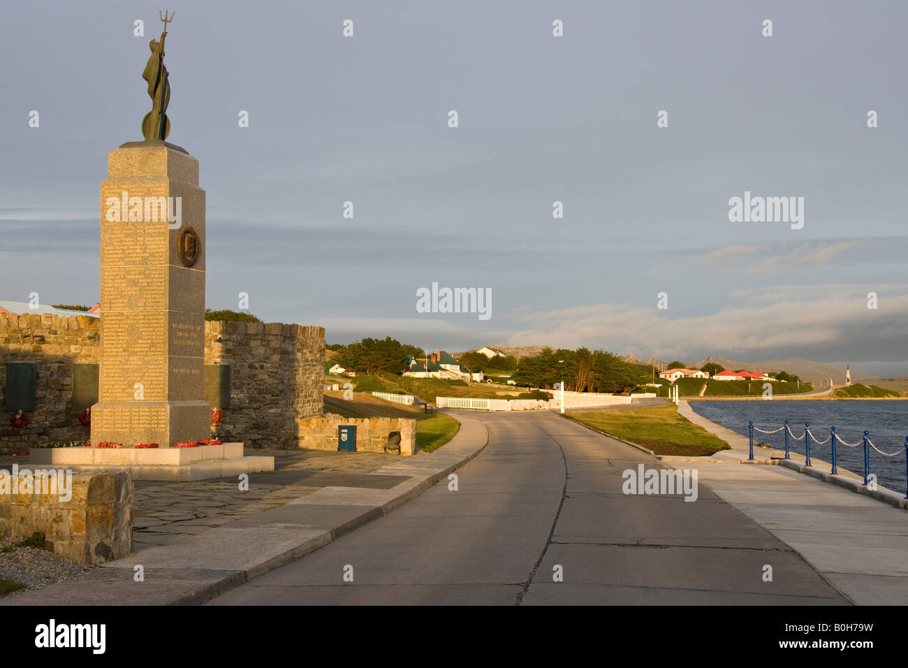 Guerra delle Falkland Memorial con la sede del governo in background - Port Stanley nelle isole Falkland Foto Stock