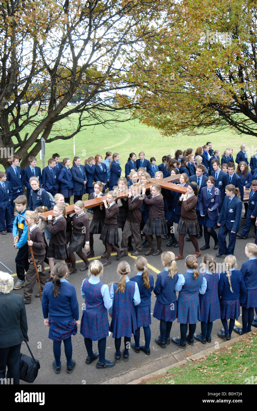 Gli studenti della scuola in Tasmania portano la croce della Giornata Mondiale della Gioventù durante il suo viaggio in Australia prima della GMG di Sydney. Foto Stock