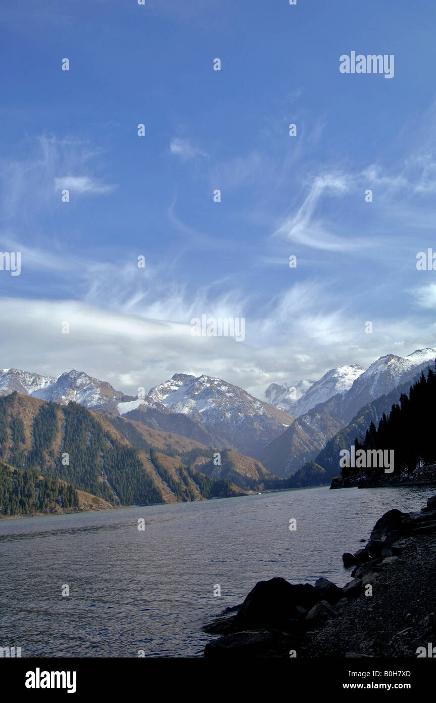 Tianchi o lago celeste in montagna Tianshan Xinjiang Cina Foto Stock