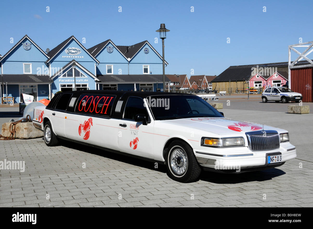 Limousine Bianca della società Gosch utilizzata per eventi, dipinte con il loro nome e il red lobster logo, isola di Sylt, Nord Frisone Foto Stock