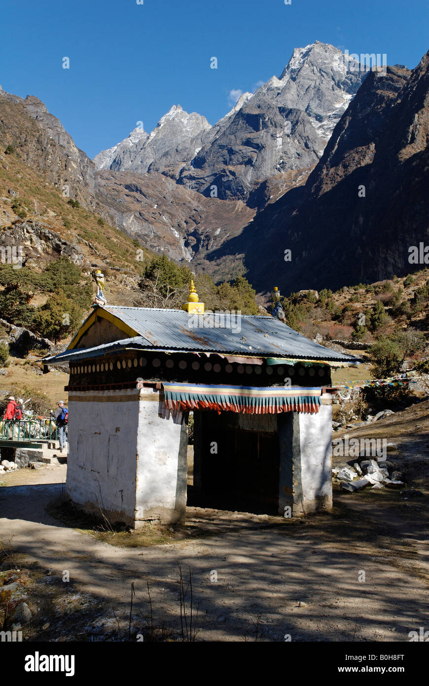 Gate buddista di fronte a Mt. Khumbi Yul La, Khumbila (5761 m), Thesebu Khola Valley, il Parco Nazionale di Sagarmatha, Khumbu Himal, H Foto Stock