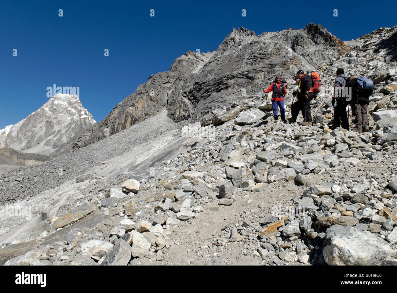 Gruppo Trekking escursionismo su campo di boulder a Cho La Pass (5330 m), il Parco Nazionale di Sagarmatha, Khumbu Himal, Himalaya, Nepal, Asia Foto Stock