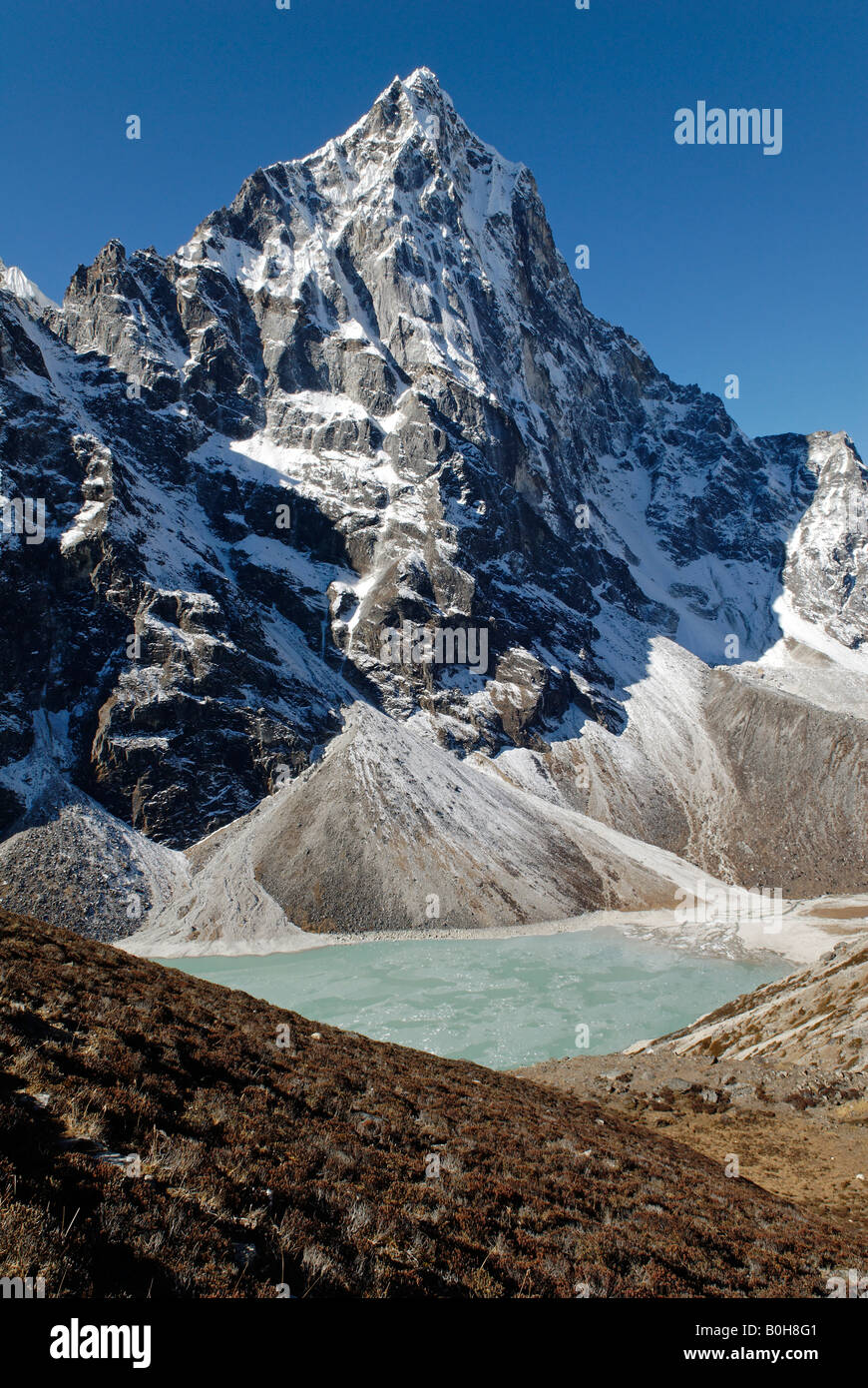 Chola Tsho lago nella parte anteriore del Mt. Arakamtse (6423 m), Chola Khola Valley, Khumbu Himal, Parco Nazionale di Sagarmatha, Himalaya, Nepa Foto Stock