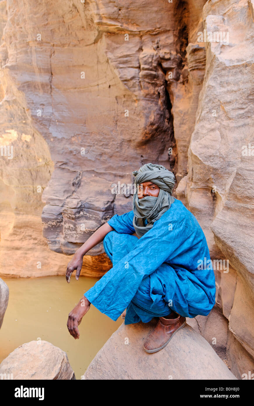 Il Tuareg vestiti in abiti tradizionali, El Ghessour, Tassili du Hoggar, Wilaya Tamanrasset, il Deserto del Sahara, Algeria, Nord Africa Foto Stock