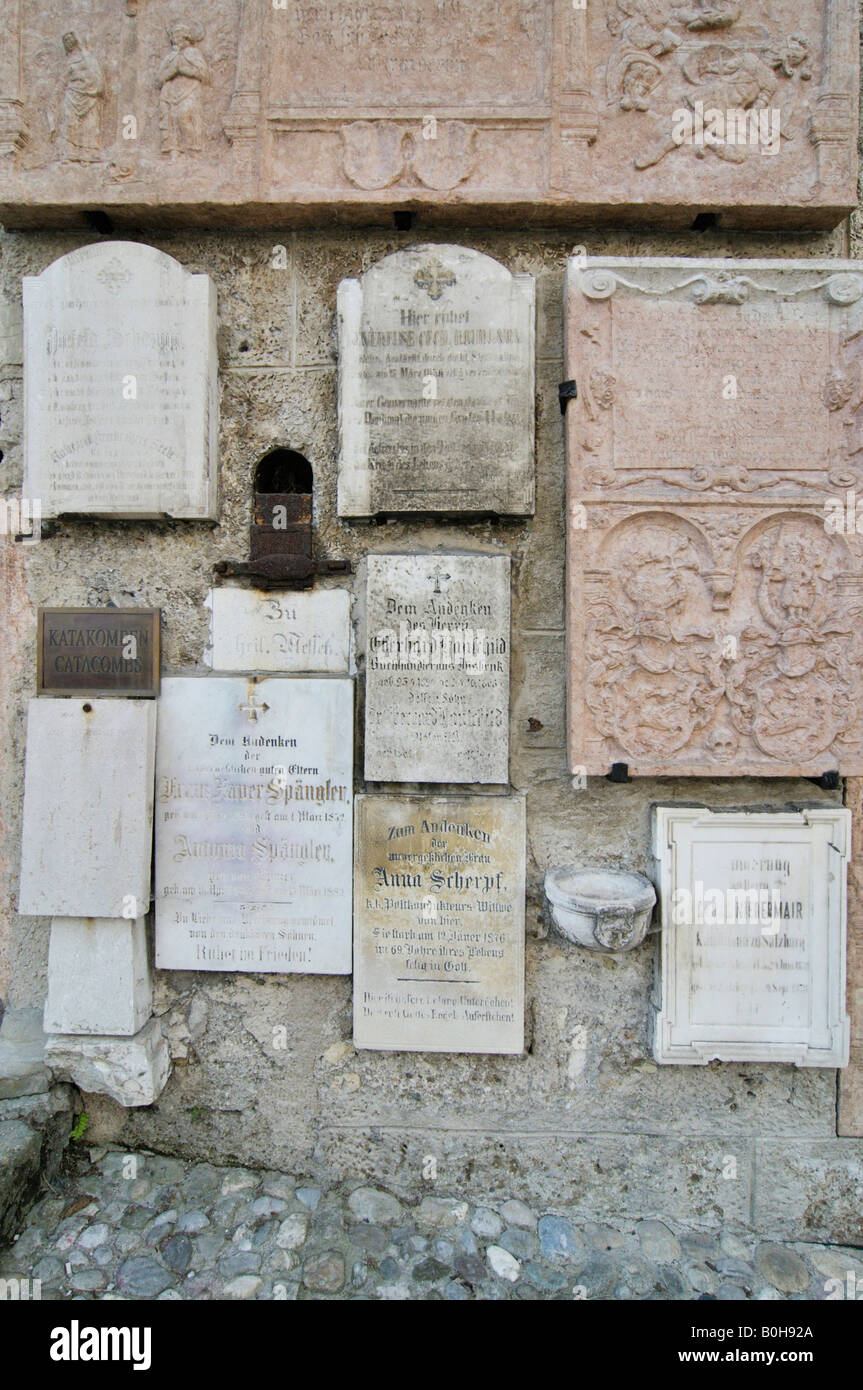 Tavolette di pietra di fronte all'entrata alle catacombe di Petersfriedhof o cimitero di St. Peter, Salisburgo, Austria, Europa Foto Stock