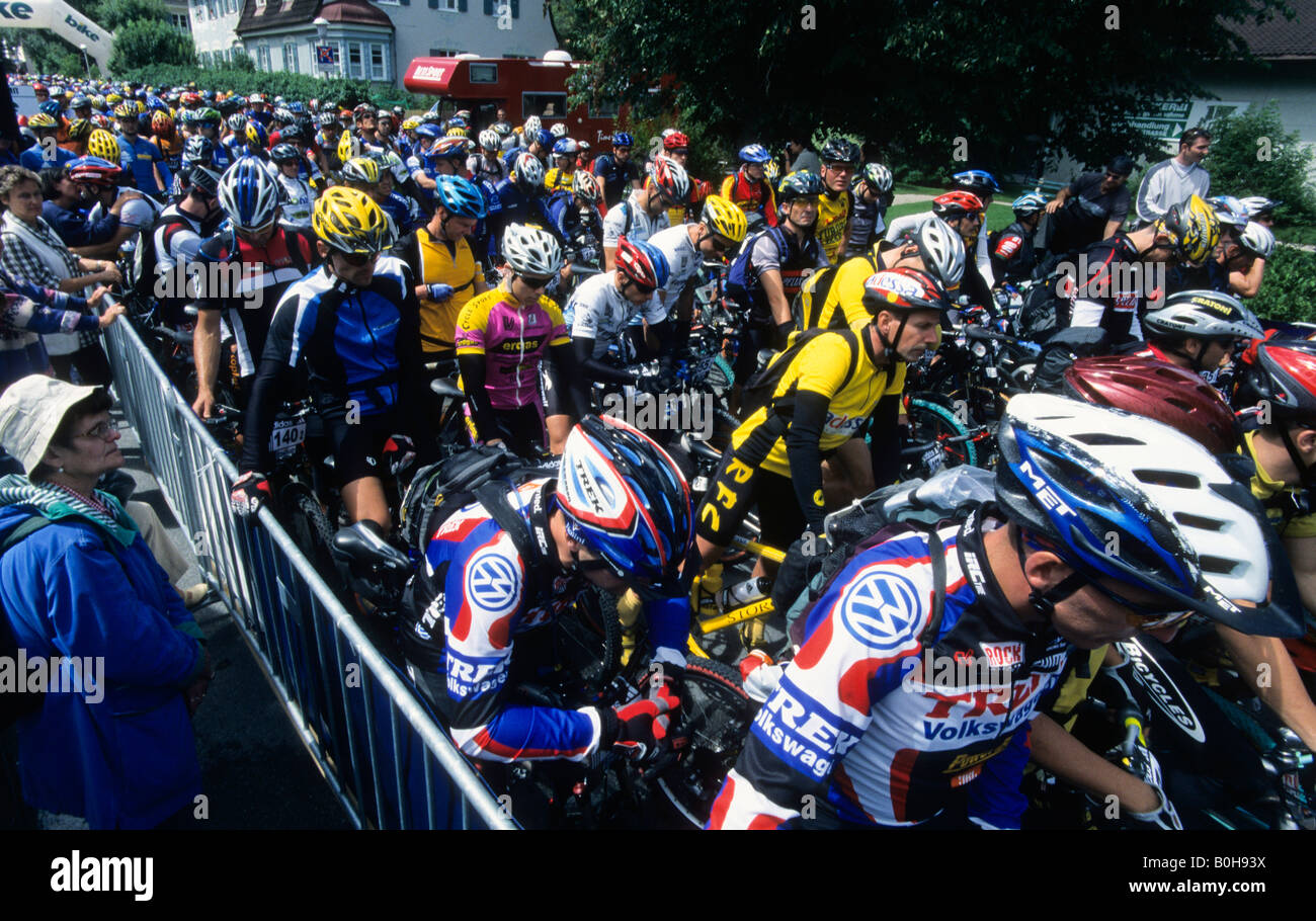 Gli amanti della mountain bike alla linea di partenza della Transalp Challenge, Baviera, Germania, Europa Foto Stock