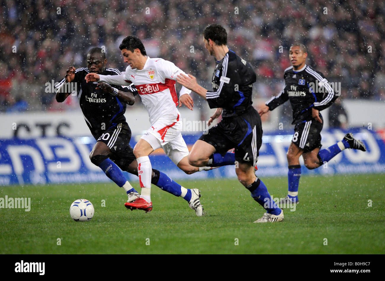 Affrontare, Amburgo SV i calciatori Guy Demel (sinistra) e Bastione Reinhardt (destra) contro il VfB Stuttgart player Ciprian Marica (midd Foto Stock