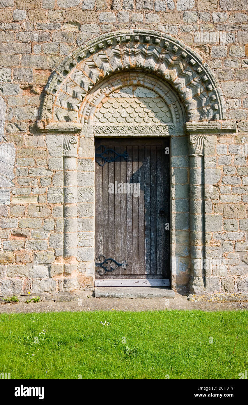 Norman porta sul lato sud di San Giovanni Evangelista chiesa, Pauntley, Gloucestershire, Regno Unito Foto Stock