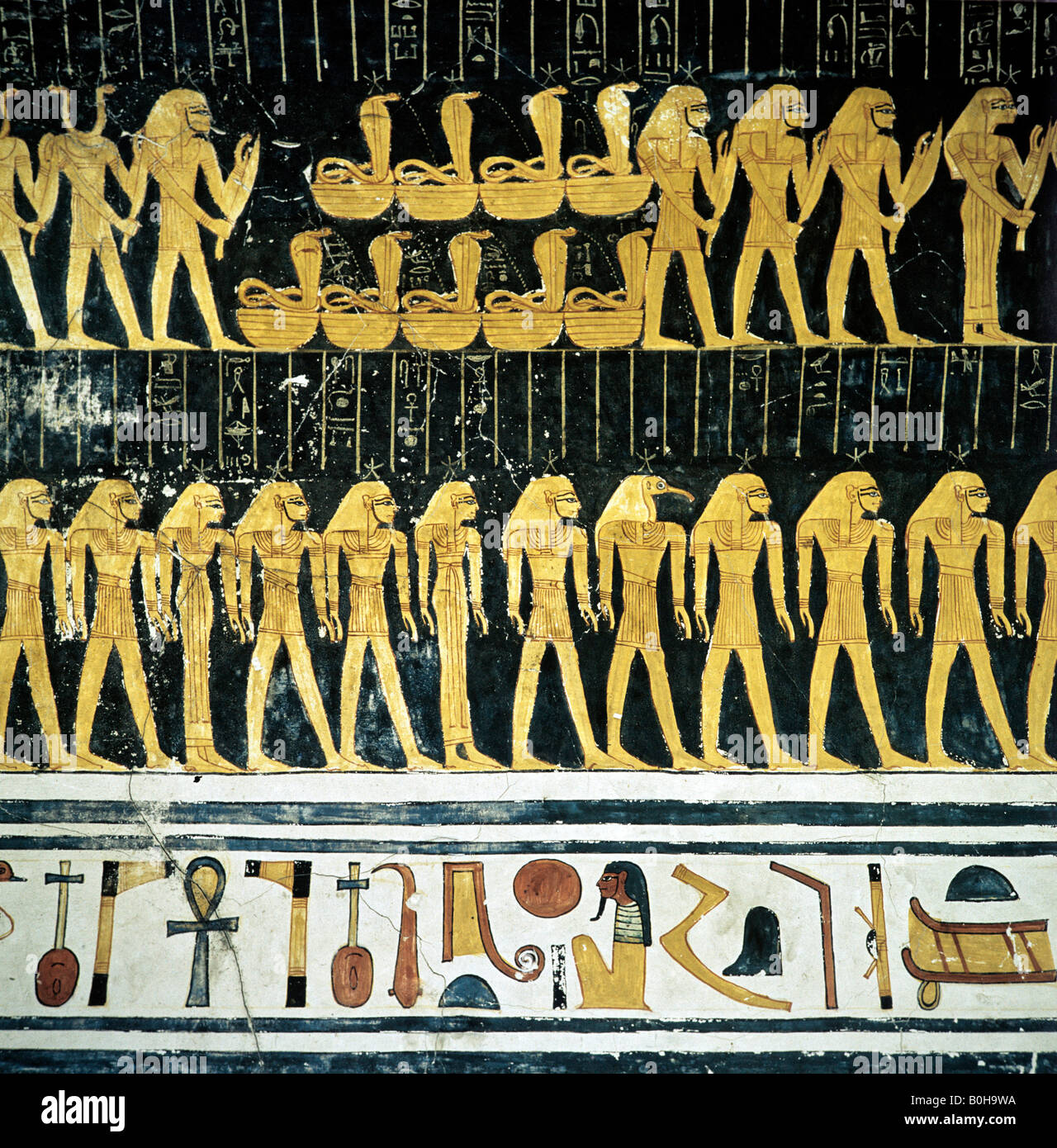 Geroglifici, grave rilievo, pittura murale raffigurante divinità egiziane, Luxor, Tebe, Egitto Foto Stock