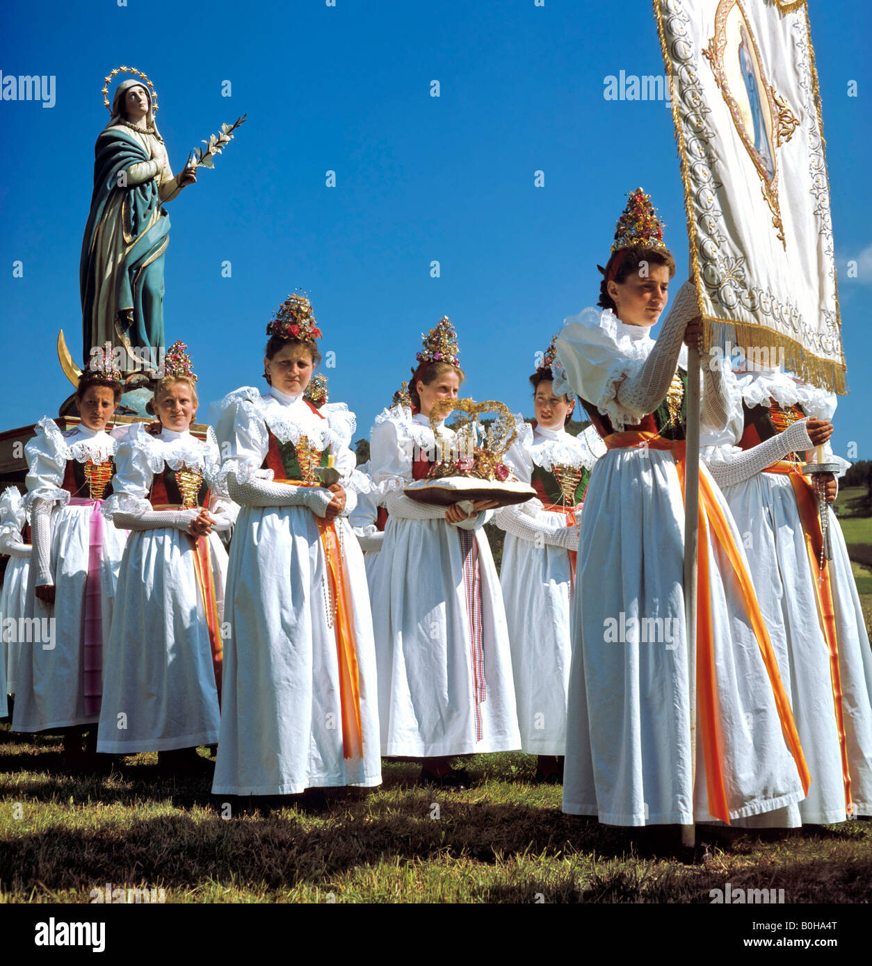 Processione del Corpus Domini a Castelrotto, Provincia di Bolzano, Italia Foto Stock