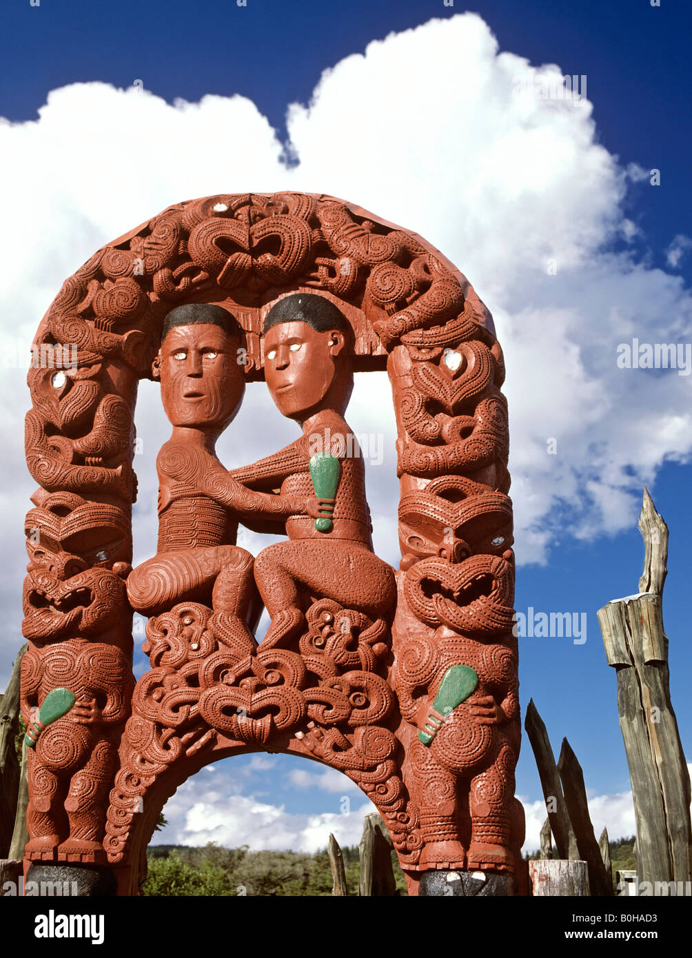 Cancello per Whakarewarewa, villaggio Maori, sculture in legno, Rotorua, Isola del nord, Nuova Zelanda Foto Stock