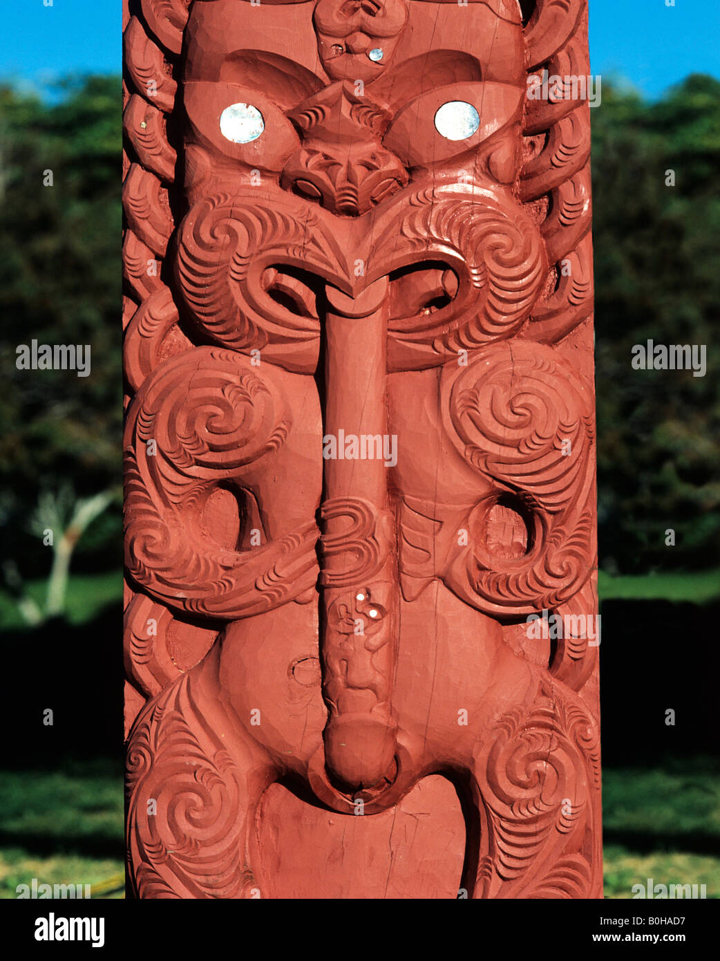 Maori sculture in legno, Rotorua, Isola del nord, Nuova Zelanda Foto Stock