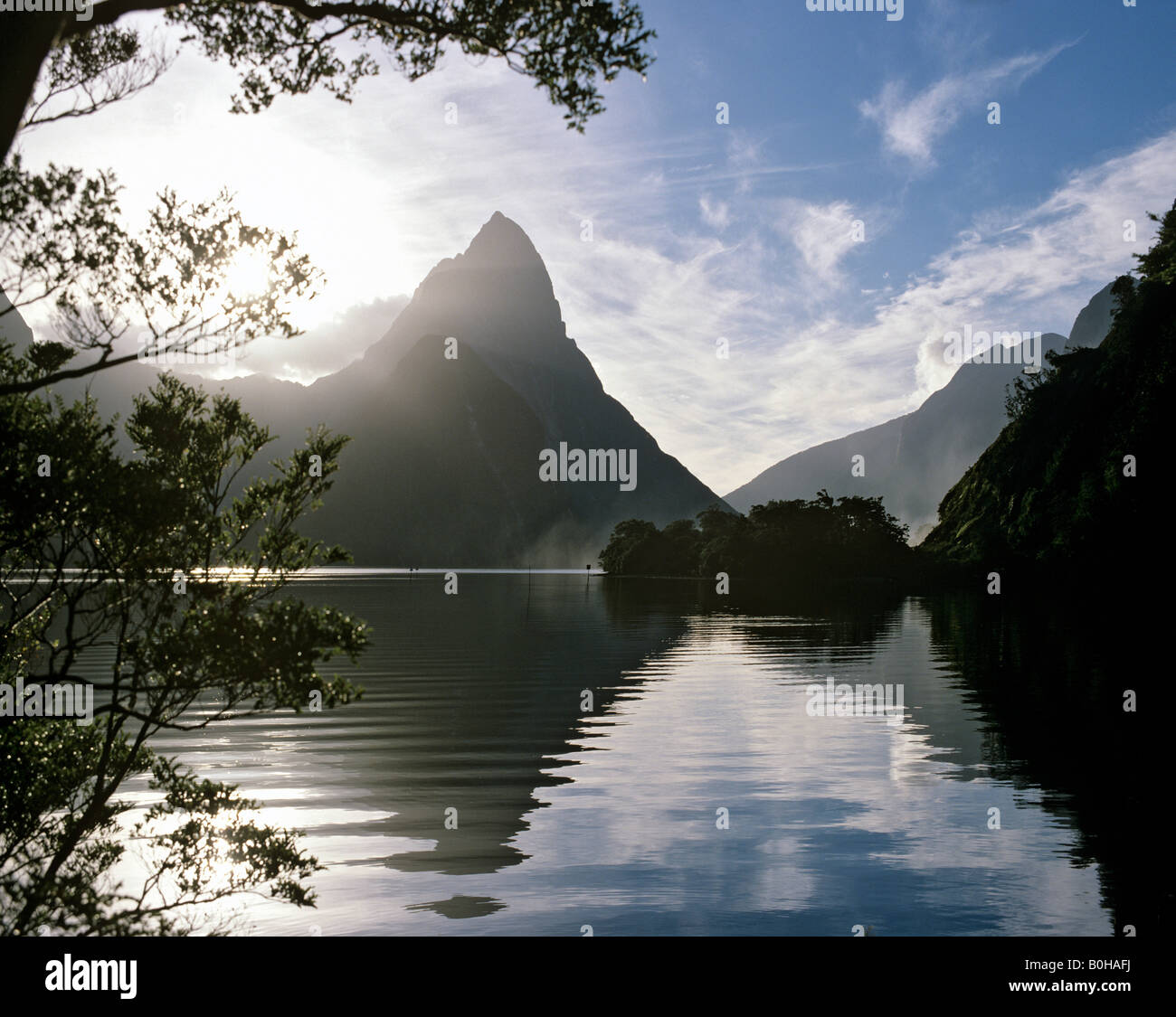 Mitre Peak, Milford Sound, fjord area, il Parco Nazionale di South Island, in Nuova Zelanda Foto Stock