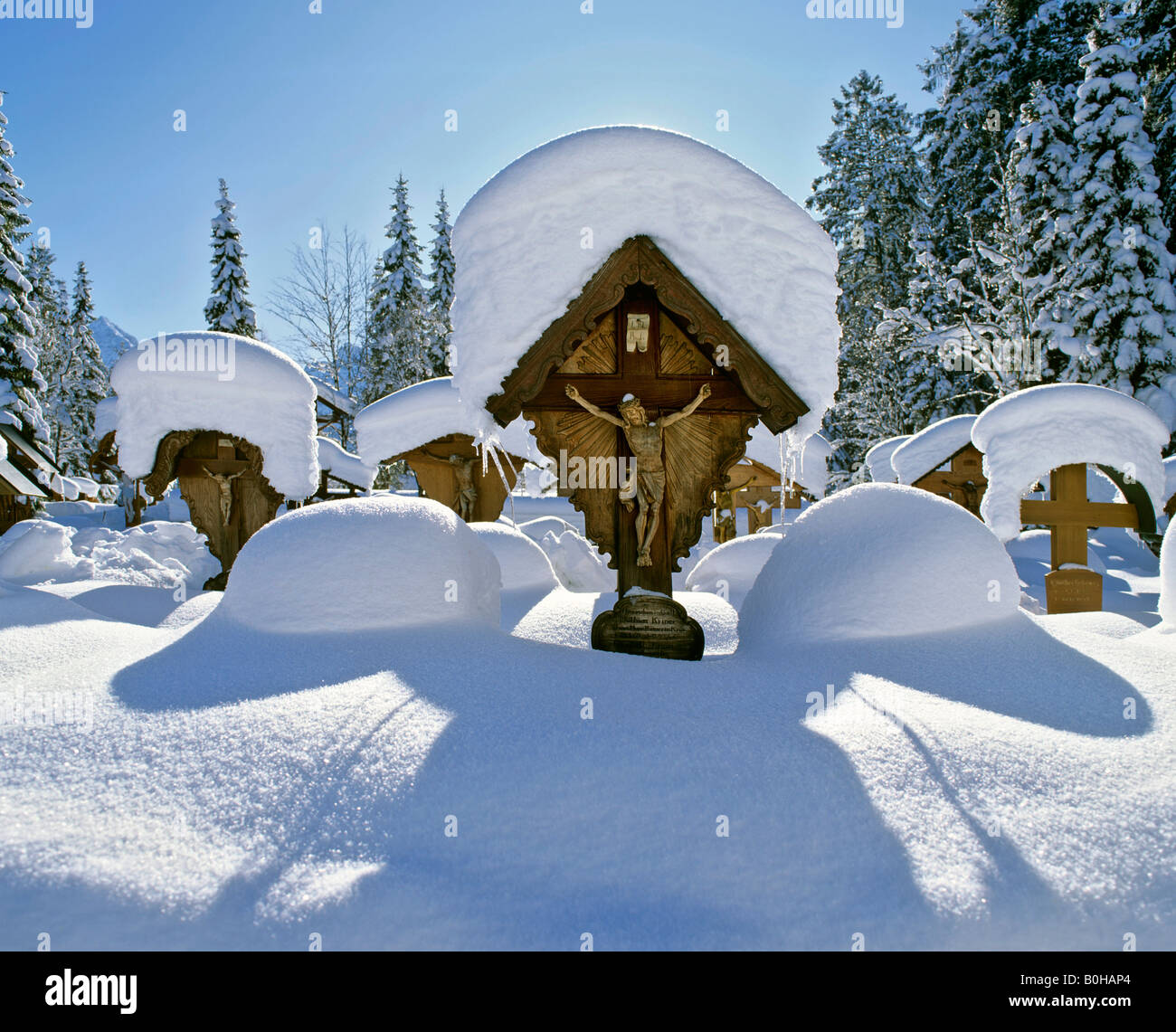 Coperte di neve attraversa gravi in inverno, cimitero, Mittenwald, Alta Baviera, Baviera, Germania Foto Stock